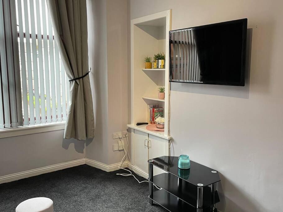 Spacious One Bedroom Flat, Entire Property. Greenock Exterior foto